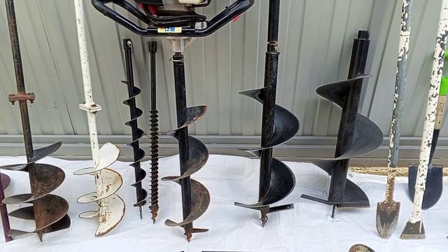 Пробурил лунки мотобуром под столбы для навеса и для беседки .