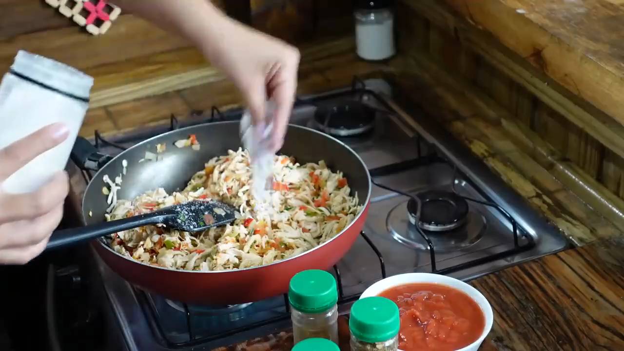 ШИКАРНЫЕ ФОРМЫ Красотка готовит еду и купается. В купальнике #бикини