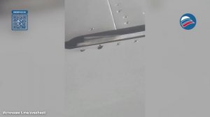 Пассажир заснял незакрепленные болты на крыле самолета