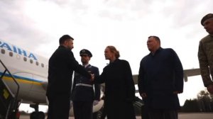 Чтобы зелька больше не казался карликом, его стали снимать с нижнего ракурса)