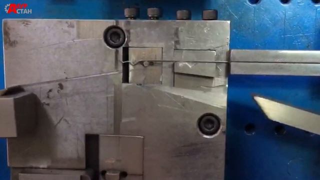 Станок гибки проволоки делает шпильки