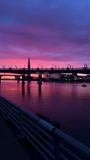 Невероятный розовый закат смогли запечатлеть в Питере
