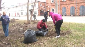 Сотрудники администрации Бийска устроили субботник в парке Гаркавого (Бийское телевидение)