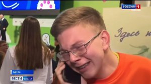 Мальчик разговаривает по телефону плачет говорит я выиграл мама