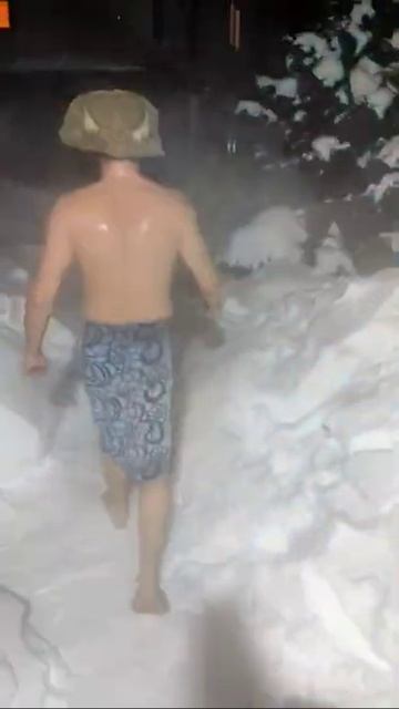 Снежные процедуры после бани. Зимние развлечения.