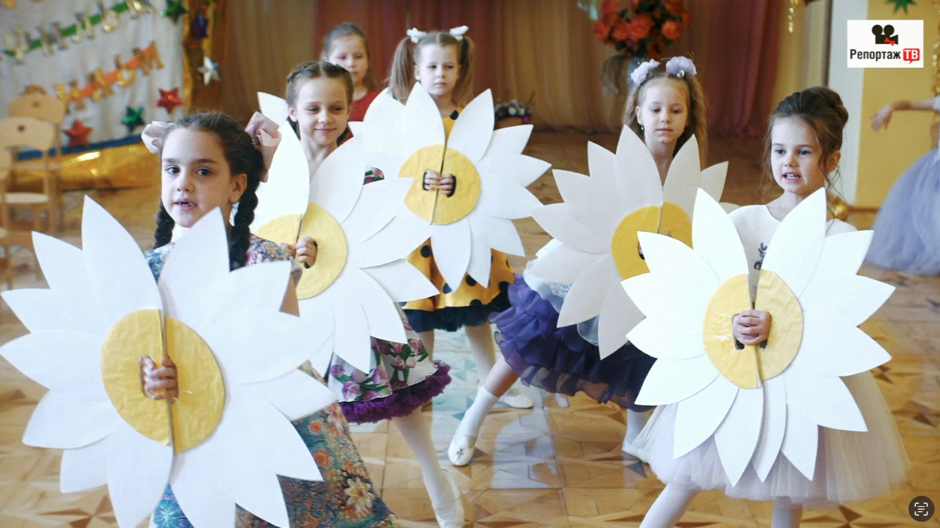 Танец девочек с цветами на Выпускном утреннике - фото и видео съёмка в детском саду