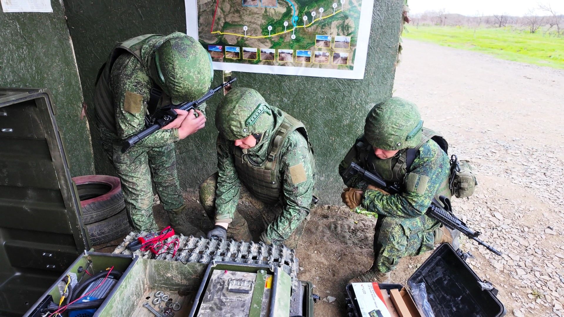 На Донбассе югорчан учат управлять «птицами»