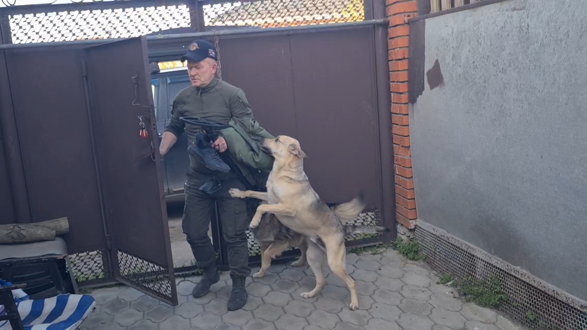 Всё хана, колесо лопнуло - подумали мы. Река обвалила дорогу. Москва -Ейск, едем по бесплатникам.