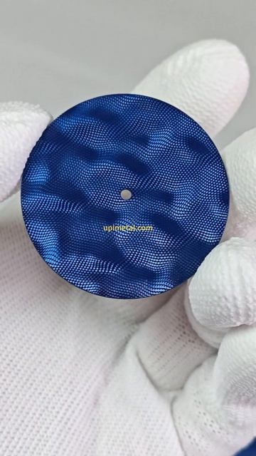 Гильошные циферблаты с ромбовидно-волновым узором королевского синего цвета от Upimetal