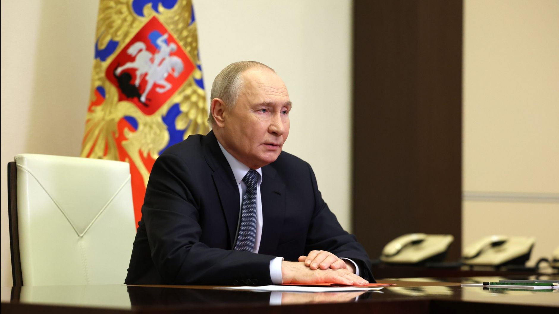 Владимир Путин провёл оперативное совещание с членами Совета Безопасности, Ново-Огарёво, 17.04.2026