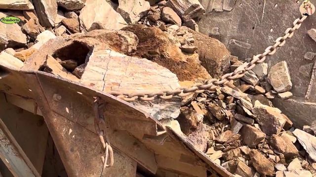 Строительство, дробление щебёнки