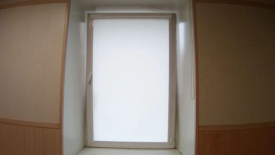 Легкие полупрозрачные белые кассетные рулонные шторы наполнят пространство мягким светом.