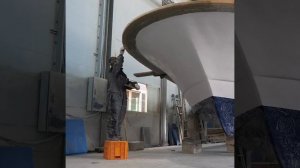 Процесс изготовления гигантской лодки из стеклопластика