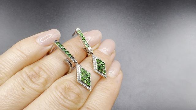 ХХХ267 Серьги с цаворитами 1.5к и брилл 0.2к родиев. покрытие высота 32мм