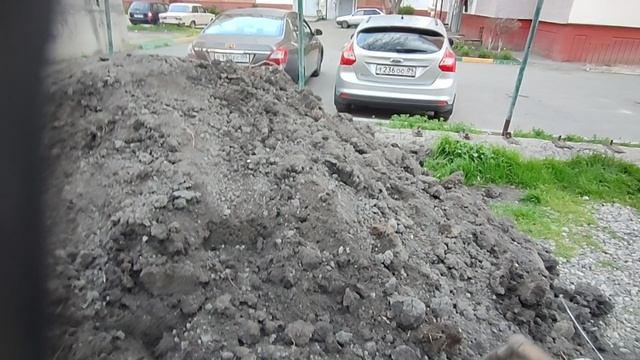 разбиваю землю одной рукой