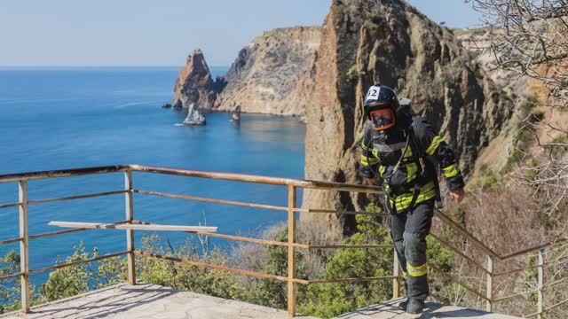 Крутой забег в крутую гору: в Севастополе пожарные из регионов России одолели 800 ступеней