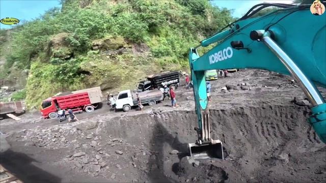 Строительство, экскаватор копает песок