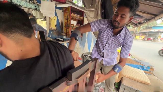 Уличный массаж головы . Массаж шеи и ушей от индийского уличного парикмахера