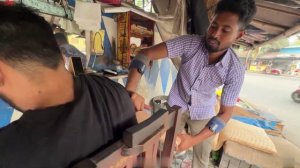 Уличный массаж головы . Массаж шеи и ушей от индийского уличного парикмахера