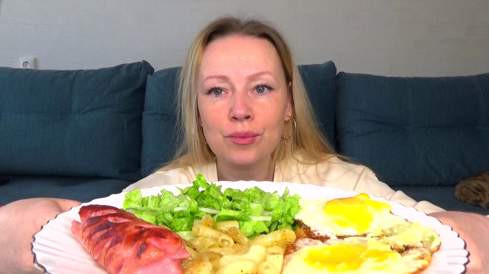 Мукбанг от Яновны Яйца жареные по типу Глазунья, одинокая сосиска жареная, салат зеленый. Еда.