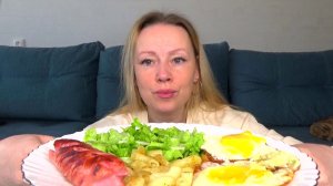 Мукбанг от Яновны Яйца жареные по типу Глазунья, одинокая сосиска жареная, салат зеленый. Еда.