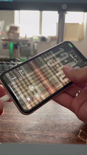 мертвый 12 mini после сервиса. не заряжается, не показывает яблоко