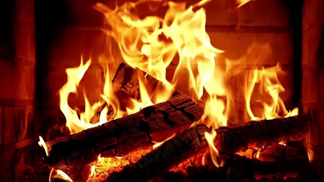 Камин. Расслабляюще потрескивание огня.