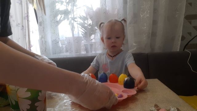 Тудей Тася. Тася красит яйца на пасху. Пасха 2026.