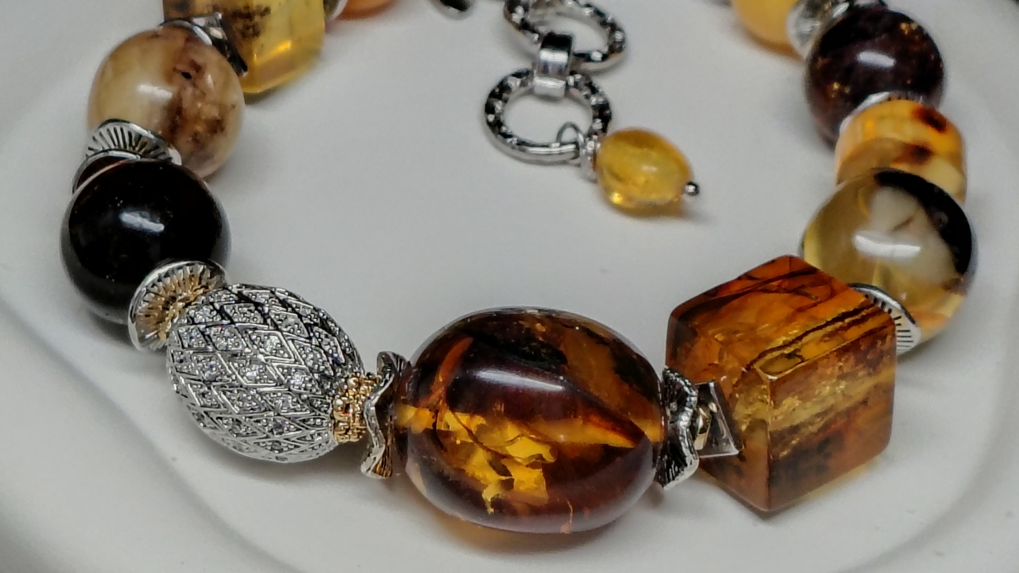 Браслет с разными сортами янтаря