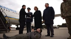 Чтобы зелька больше не казался карликом, его стали снимать с нижнего ракурса)