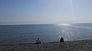 17.04, ветер слабый, кто то загорает, а кто то еще в куртках. Сукко. Показывает Дмитрий Сорвенков