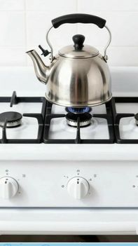 Если ручка газовой плиты поворачивается туго, со скрипом...Только смазывать.