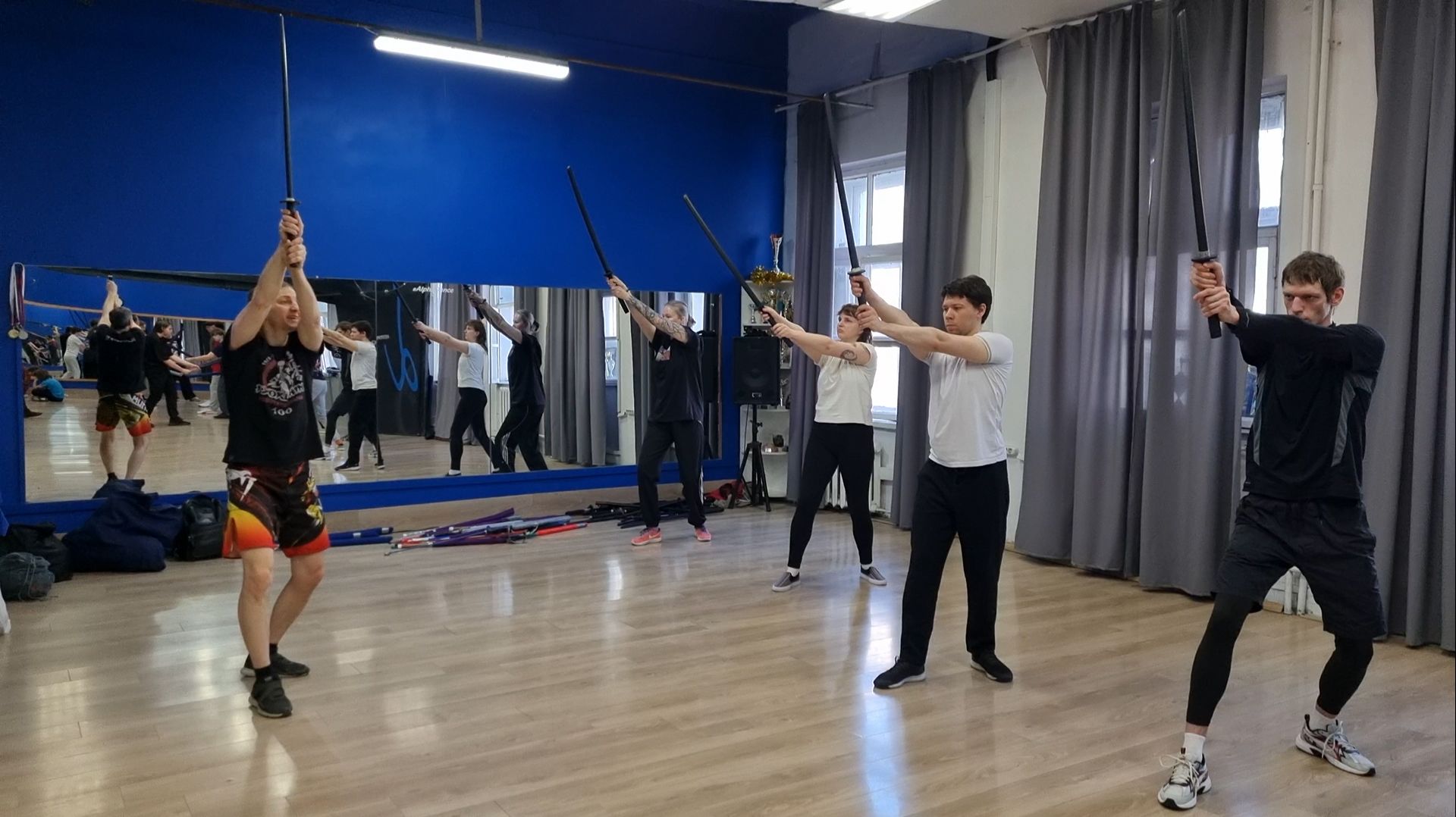 Техника нанесения удара мечом катаной маэ котэ ути в школе японского фехтования Katana Club