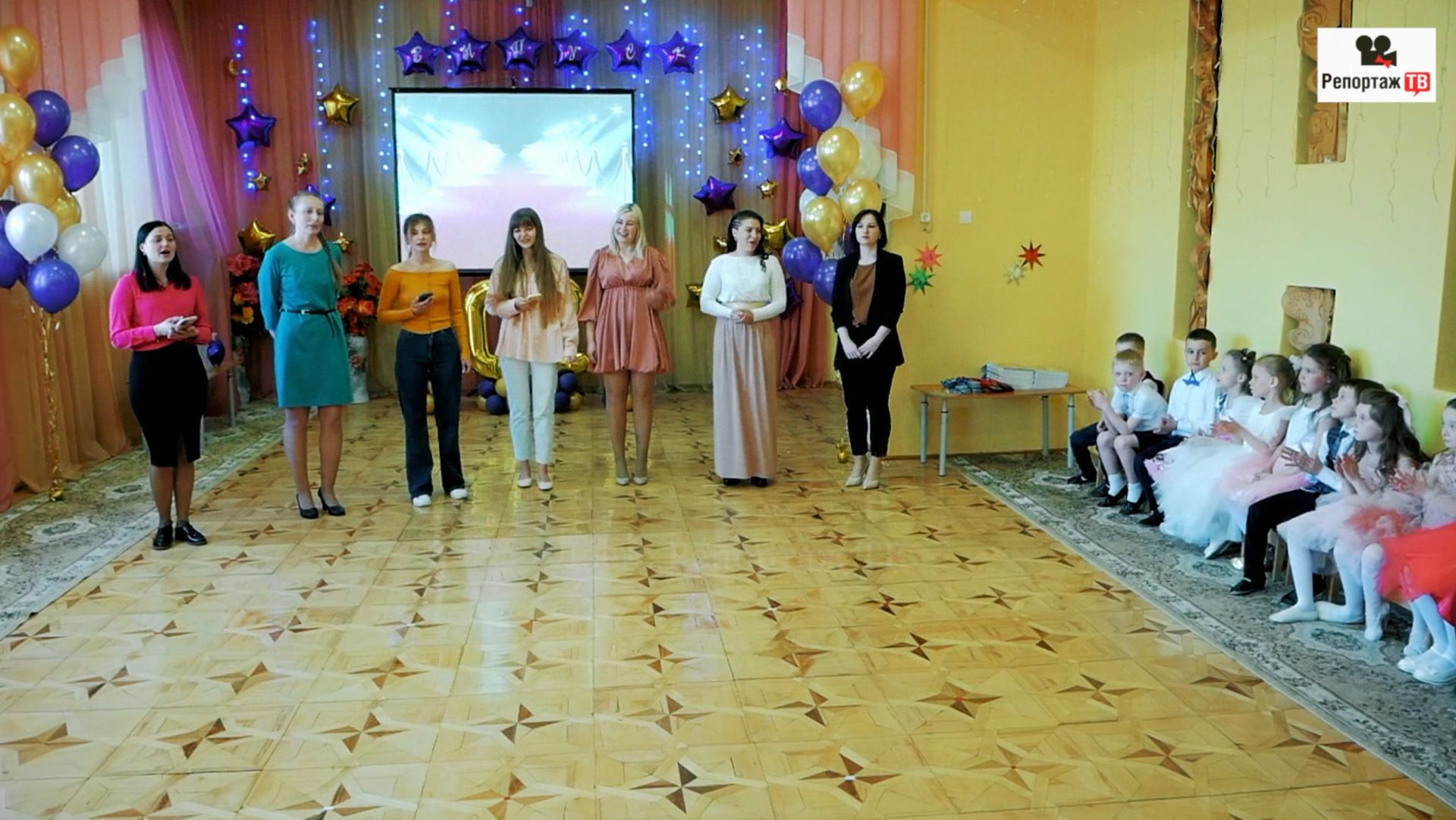 Сюрприз песня от родителей на Выпускном - аплодисменты и поклон в пол - видеосъёмка в детском саду