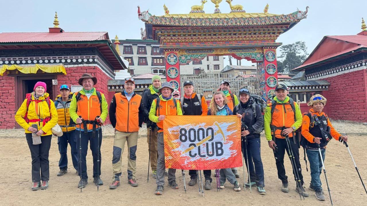 Трек к БЛ Эвереста. Группа Клуба 7 Вершин «Еще чуть-чуть» на переходе в деревню Дебоче