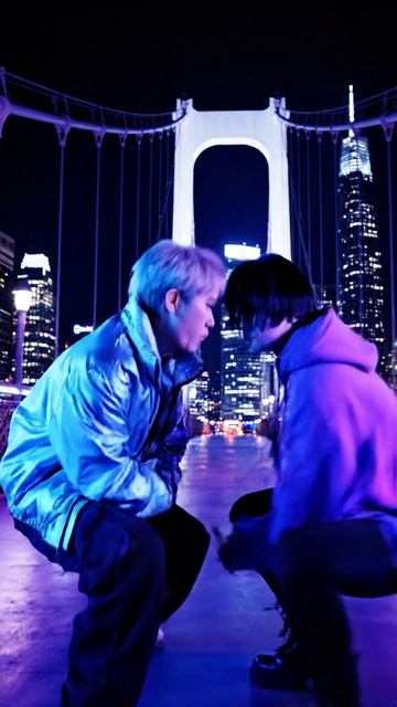 Танцоры исполняют #фристайл на мосту ночью под #электро‑трек с сильным битом