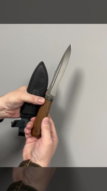 Скорпион орех 95Х18 - нож в руке