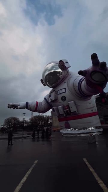 👩🚀 На Фестивальной площади в Евпатории появился 12-метровый космонавт #крым #крымсегодня #путешеств