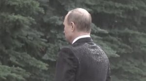 Путин стоит под дождем