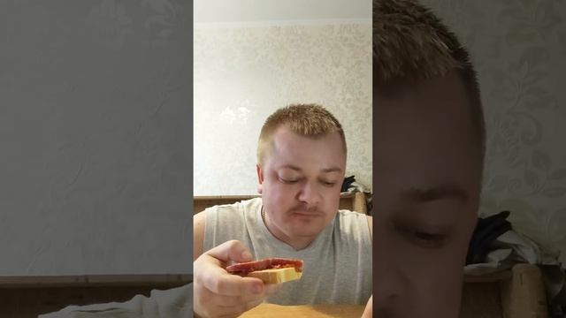 Мукбанг: Сочные бутерброды с колбасой и красным луком