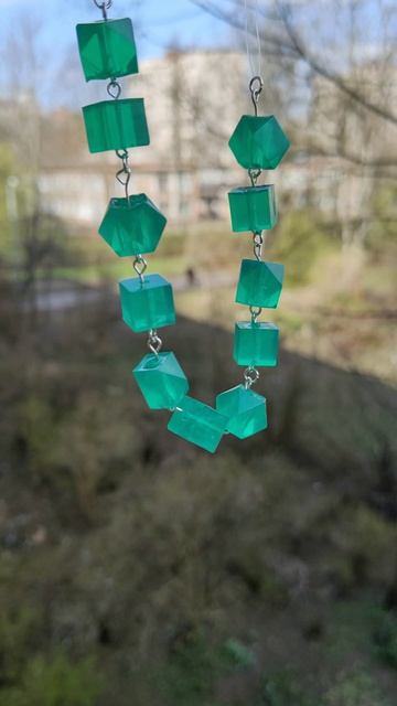 #ожерельеизмолы #ручнаяработа #изумрудныйцвет #эпоксиднаясмола #аксессуар #талисманудачи #элегантнос
