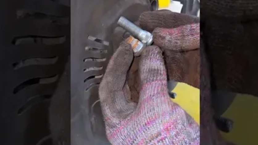 Ремонт сломанного болта 😮 | Жизнь механика 🛠️ #жизнь механика #мастерская #шорты #ютубшорты #вирус