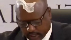 Салфетка прилипла прямо ко лбу экс-главы МВД Южной Африки