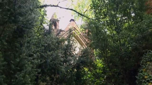 Страшненькая кигуруми-кукла гуляет по старому замку. 