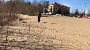 Красивое зрелище потрескивая льдинами идёт ледоход