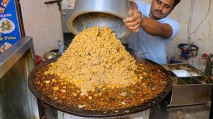 Он вываливает гору Холе на этого гигантского Таву и готовит блюдо для толпы людей на улицах Индии