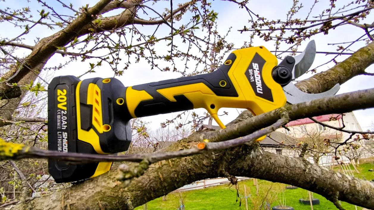 SHIDOKU SH-N1 аккумуляторный садовый секатор может делать срез до 40мм и штанга удлинитель.