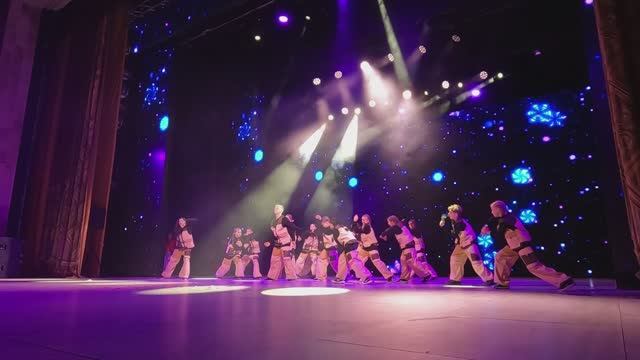 НИКТО КРОМЕ НАС молодёжный танец