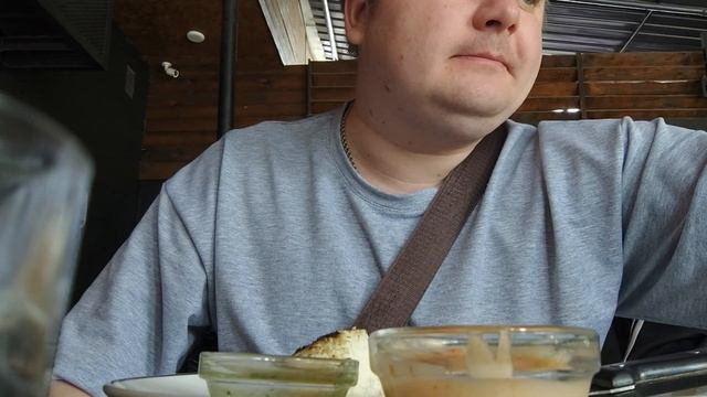 Что едят с похмелья?  Мукбанг: куриный стейк в кафе