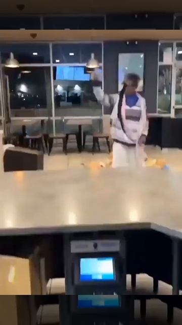 USA. Почему они делают ЭТО на публике? Может потому что если ты их остановишь ты расист?!